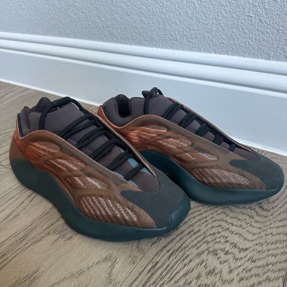 YEEZY 700 v3 “copper fade” - Picture 4 of 4